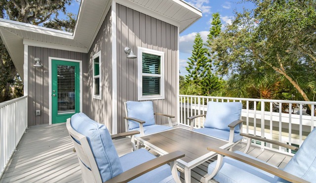 Rustic Tiny Home on Pinellas Trail w/Heated Pool! Walk or Bike to Downtown Dune