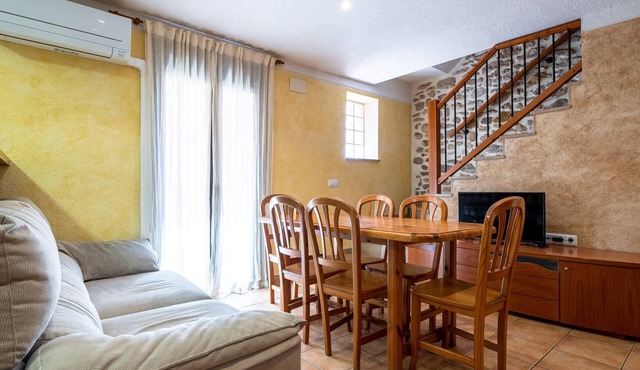 Rustic town house well located 10min beach