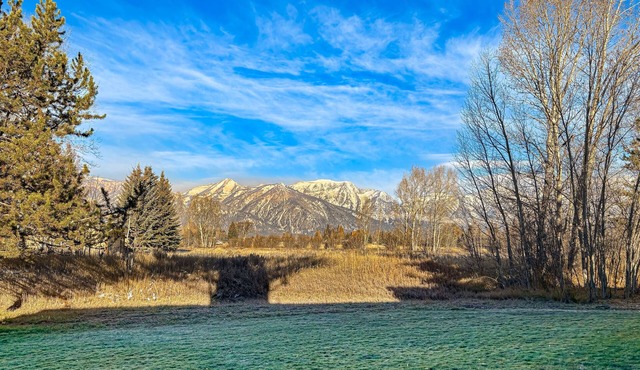 Rustic townhome near golf course with private sauna & deck