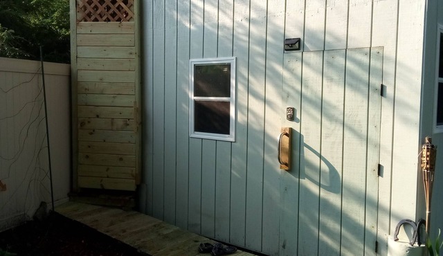 Rustic treehouse, unique house forts, two houses, 1 Queen/1 futon/1 full/1 air