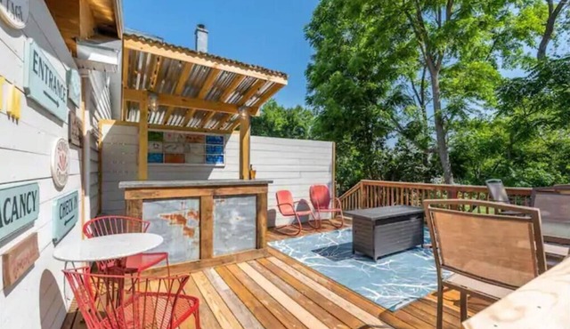 Rustic Treetop Cabin, Hot tub and on site Spa!