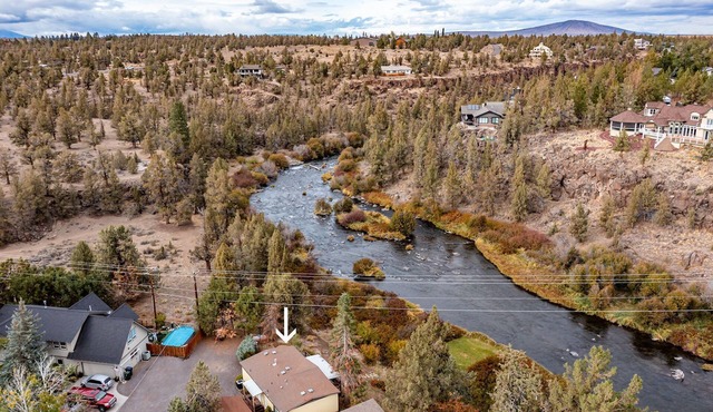 Rustic Tumalo Deschutes River Retreat