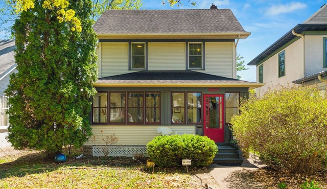 Rustic Urban Retreat - 1 Block to St. Thomas - Cedarwood Sauna & Sunny Deck