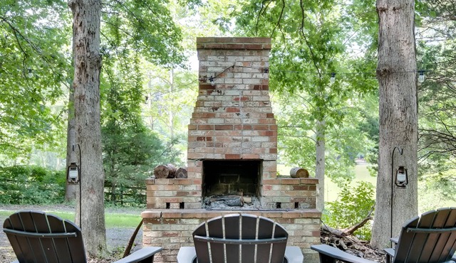 Rustic Lakeside Cabin: Gazebo, Dock, Kayaks, Chimney & multiple Grills!