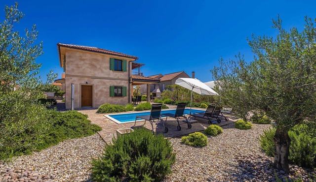Rustic Villa BELLAMARE with pool