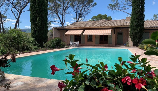 Rustic villa with a large swimming-pool, close to the sea