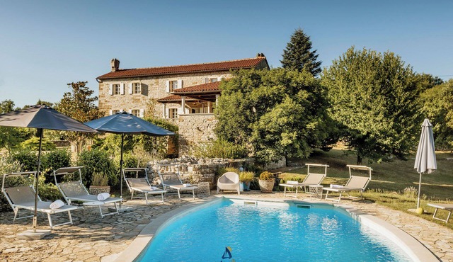 Rustic Villa with a Pool for 10 guests