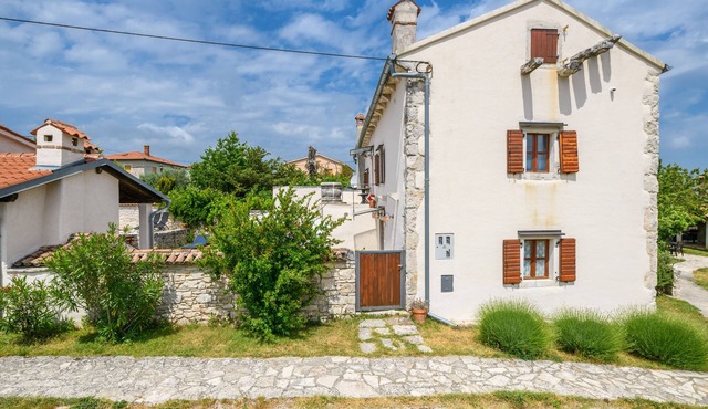 Rustic villa with private pool and garden, only 2 km from the sea