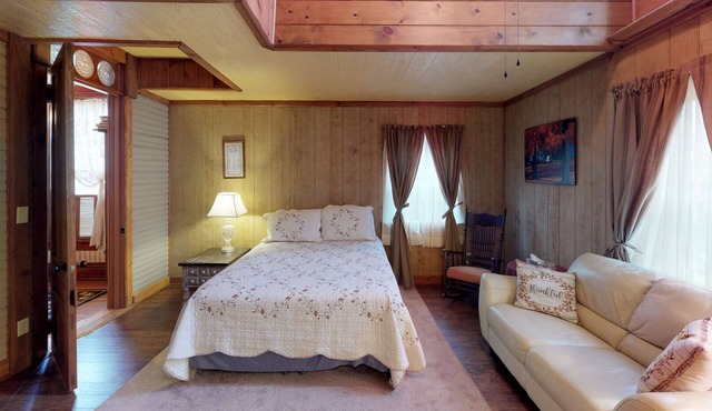 Rustic Warm Queen Size Room in near Nelsonville Historic District, Hocking Hills