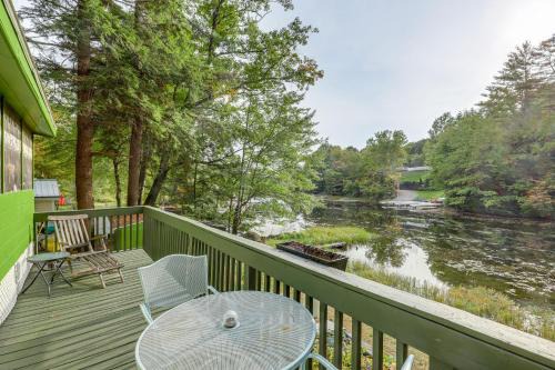 Rustic Waterfront Cottage w/Fire Pit & Kayaks