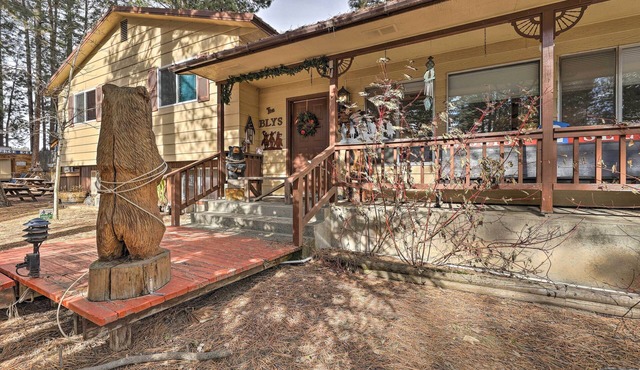 Rustic Western Home: Walk to Winchester Lake!