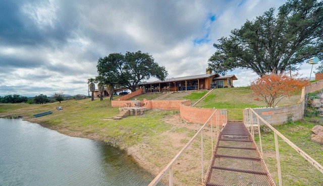 Rustic & Western House on Lake - Swim & Fish!