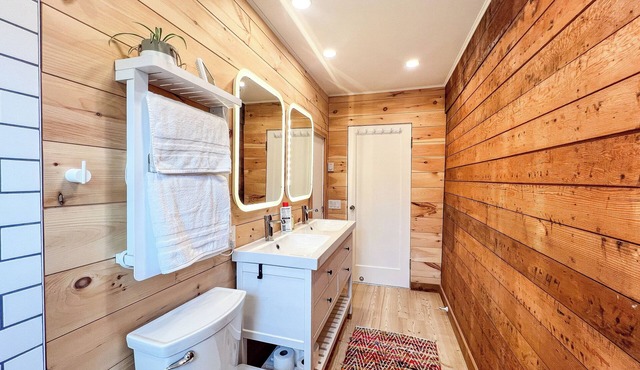 Rustic Wildflower Retreat. Charming historic 2BR on Bainbridge near beach w/AC