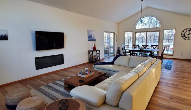 Rustic with a modern twist 3 bdr/3.5 bath chalet