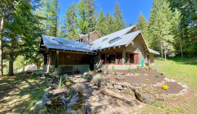 Rustic woodland home with hot tub, patios & fireplaces - near lake access