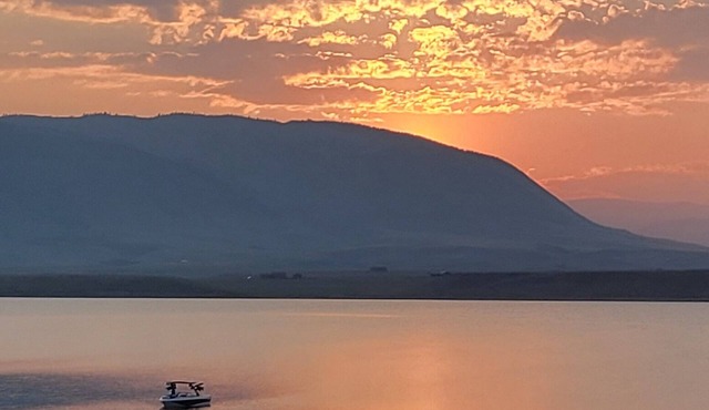 Rustic Wyoming Lake Cottage with nMountains Views.