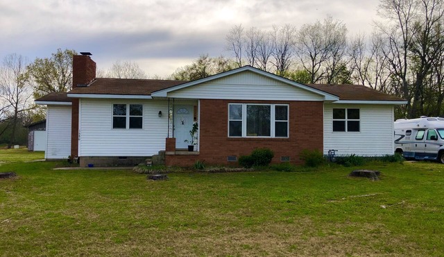 Rustic yet Cozy 3 bedroom 1 bath fenced yard & pet friendly. Ample parking