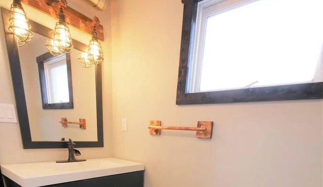 Rustic, yet Modern Trailside Cottage/MTU 2.3 Miles