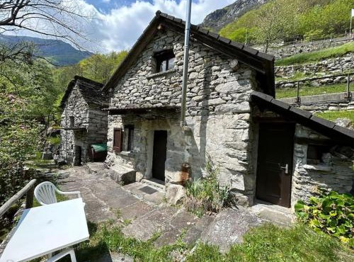 Rustico sul fiume Verzasca