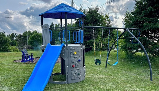 Rustico View Retreat- NEW rental, Perfectly located 4bdrm with wraparound deck