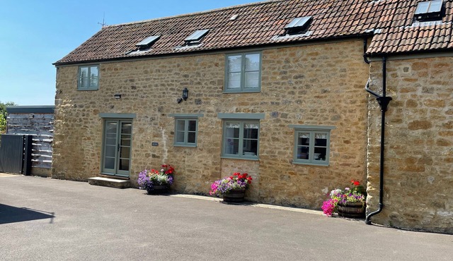 RusticRetreat-4Guests-Fireplace-Parking-Garden