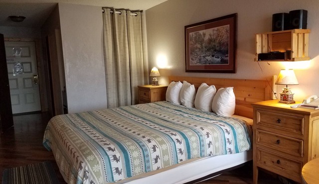 Rustique Boutique Mountain Resort King Suite for 2 - Free WIFI