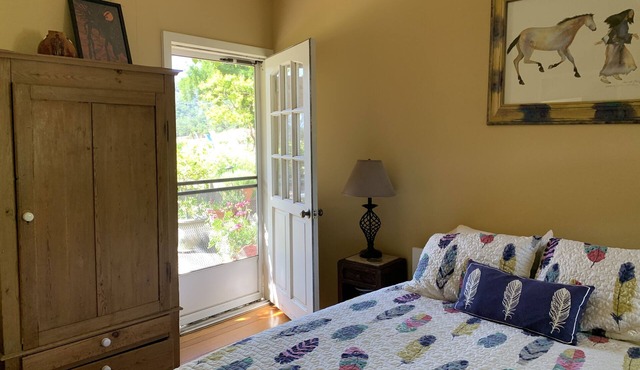 RustRidge Bed and Breakfast - Poolside Room