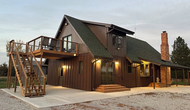 Rusty Flatts-Countryside Retreat Just Outside Grand Island – Sleeps 1 to 8
