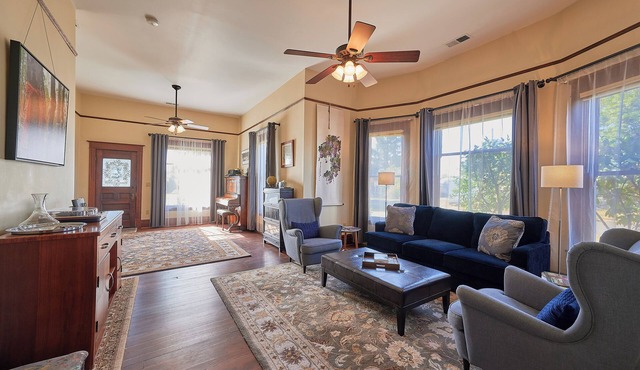 Ruth's Cottage: Cozy Farmhouse in Downtown Carlton