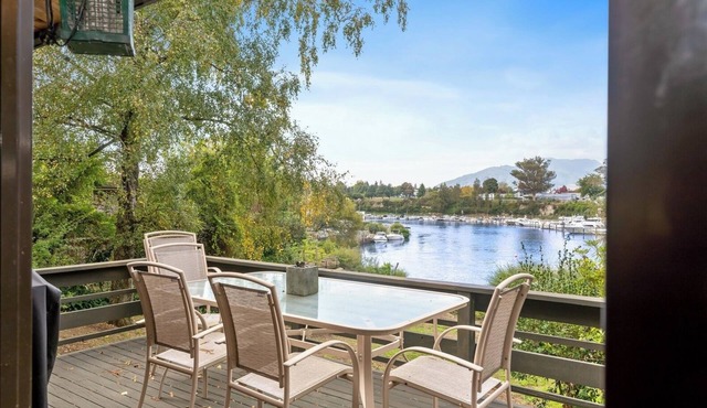 Rutherfurd Lakehouse - Taupō Holiday Home