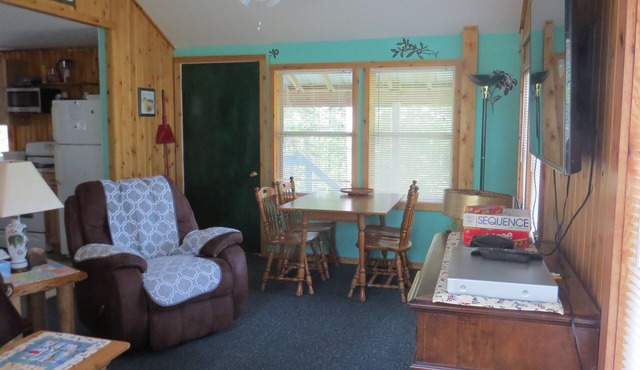 Ruthie's CottagenCharming 3-bedroom cottage with WiFi in Barbeau. 20 m Sault, Mi