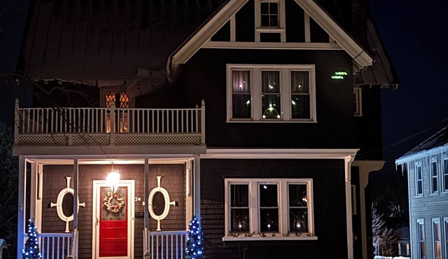 Rutland Victorian: walk to downtown cozy fireplaces & Ski nearby