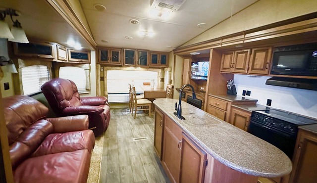 RV #1 - delightful 1-bdrm, 3 slide out, covered deck, at Lake Livingston Tx