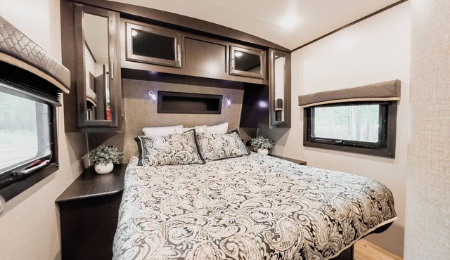 RV 1 Hill Top with amazing Lake Views c/w Queen Bed and Bunks