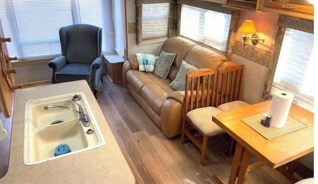 RV#3, 3 slides, covered deck, lake activities