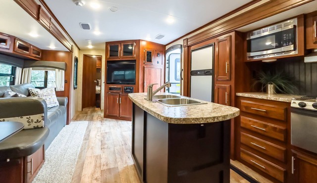 RV 6 Spacious Bunkhouse w/Gaming Chairs w/Privacy