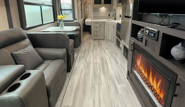 RV 8 Lake view with double over double bunks for the kids!