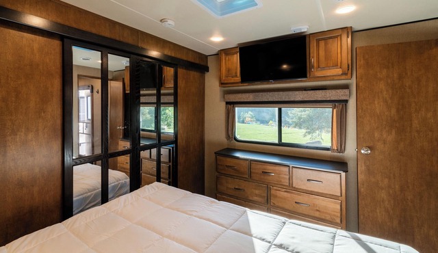 RV 9 Luxury Glamping with Amazing Lake Views!