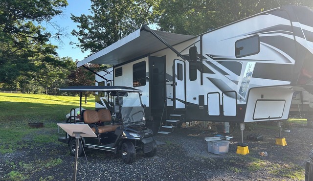 RV at Gettysburg Round Top Resort Sleeps 7 with golf cart