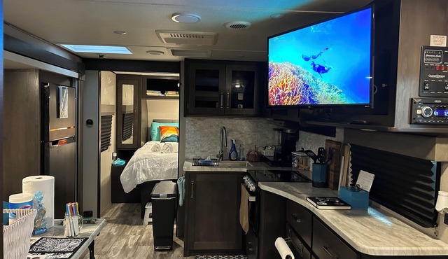 RV in Art District and Close to the BEACH! Pool & Hot-Tub & Fenced/Pet-Friendly!