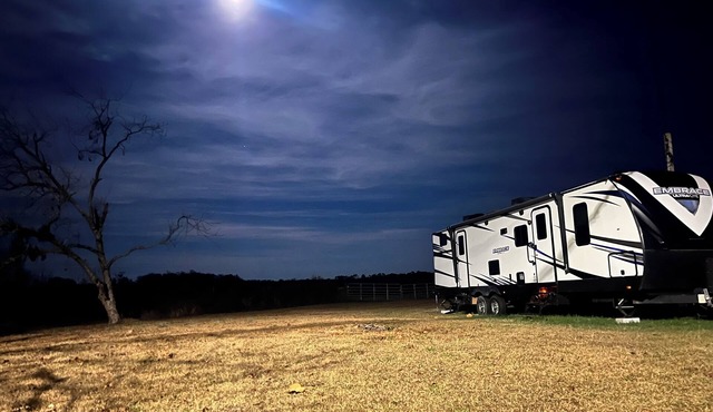 RV in country, 5 mins from town! 1 king, 1 bunk. full bath, WiFi, heat and AC