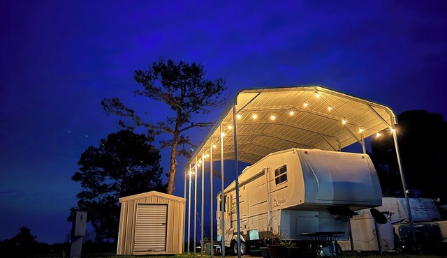 RV with WiFi and AC right off of I-10 I 6 Acre Pond