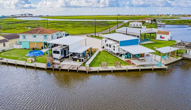 (RV1) Paradise in Sargent, Texas. Saltwater canal, minutes to the ICW and beach.