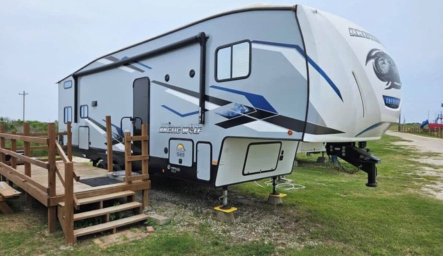 RV10 | Family Beach Getaway - Arctic Wolf