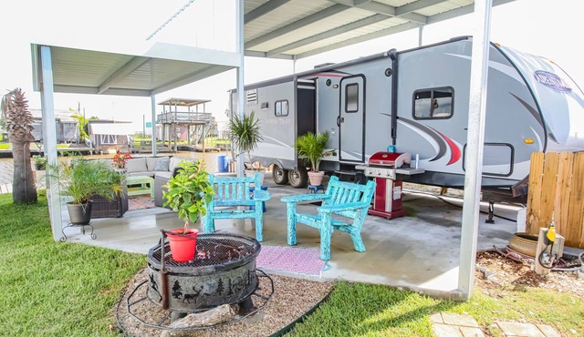 (RV2) Paradise in Sargent. Saltwater canal, minutes to ICW and beach.