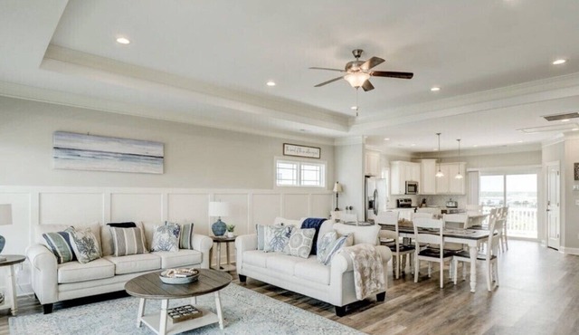 "Ry's and Shine” 6 BR, 4.5 baths, Hot Tub, Elevator & Community Pool-Non Smoking