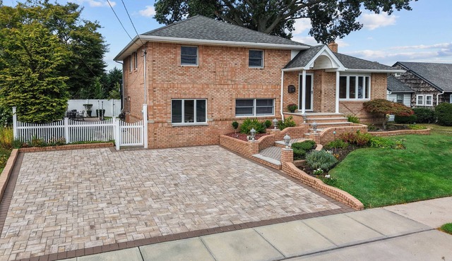 Ryder Cup 5 mins away! 3 bed 3 bath house w. hot tub in Bethpage