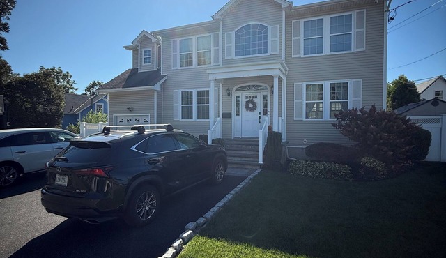 Ryder’s Cup Special! Spacious 4-bedrooms, 3 BR, 8 min walk to LIRR & shuttle!