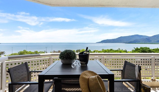 Rydges Plaza Esplanade Luxury 2-Bedroom Apartment