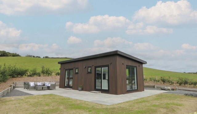 RYDLAN, family friendly, with hot tub in Borth